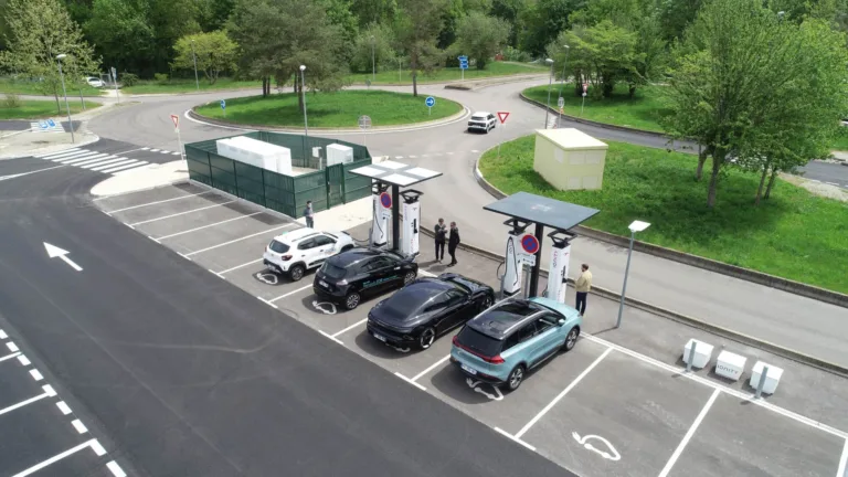Zoom sur une station Ionity avec des panneaux solaires