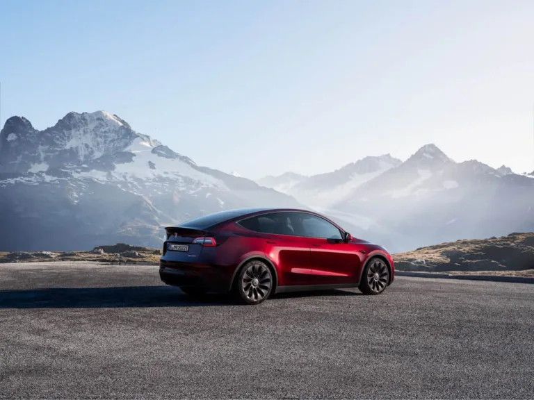 Tesla fait découvrir ses véhicules dans les grandes villes de France