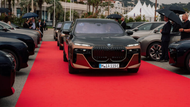 La BMW i7 s’expose à Cannes avec une flotte de 200 voitures électriques