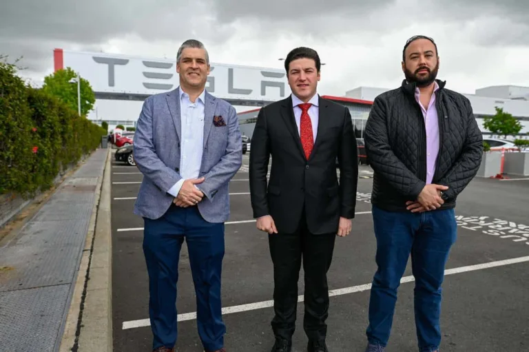 Les photos inspirantes de Samuel Garcia qui visite l&rsquo;usine Tesla de Fremont