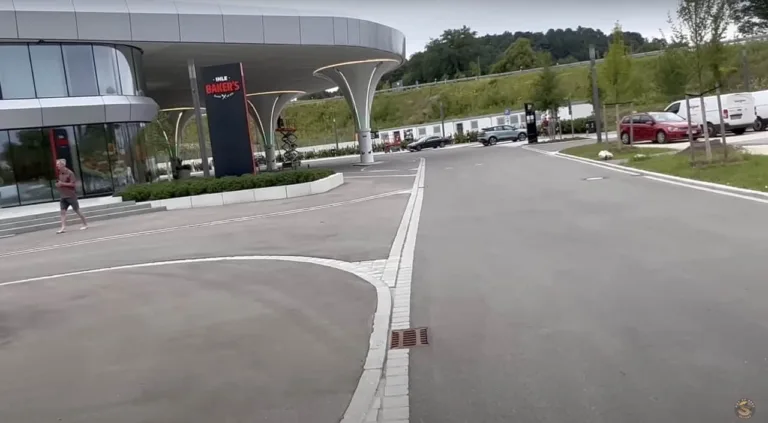 Une exploration de la plus grande station de recharge au monde : un spectacle époustouflant