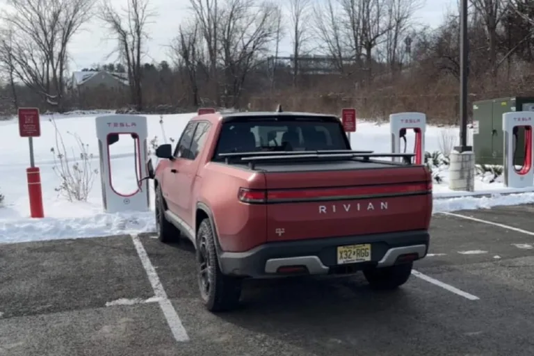 Le Voile Levé : L&rsquo;Énigme de la Révolution de Rivian Vers le Protocole NACS de Tesla