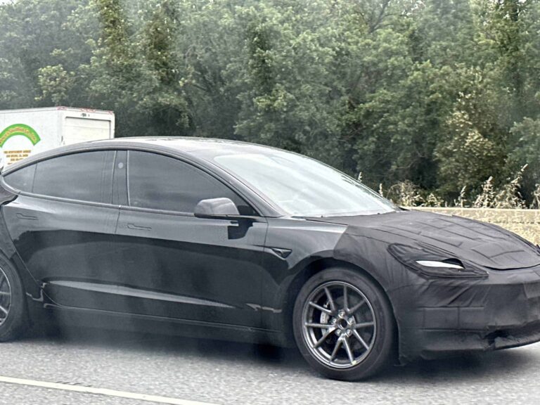 Des Spyshots de la nouvelle Tesla Model 3 : Lumière sur le prototype ‘Highland’