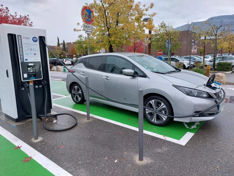 « J&rsquo;ai payé 33 € pour recharger ma Tesla Model Y sur une station IZIVIA EXPRESS », un utilisateur témoigne