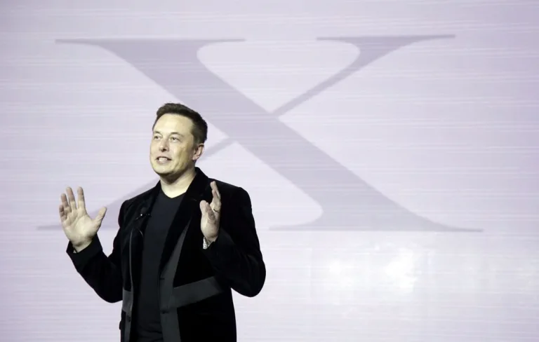 elon musk devant le logo de 𝕏
