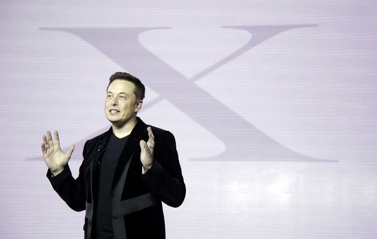 elon musk devant le logo de 𝕏