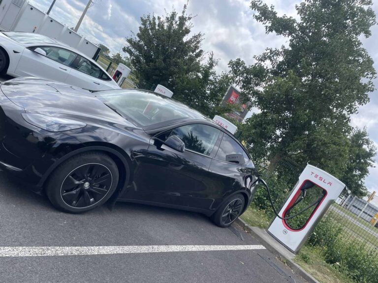 « J’ai payé 33 € pour recharger ma Tesla Model 3 au Supercharger de Saint-Malo », un utilisateur témoigne
