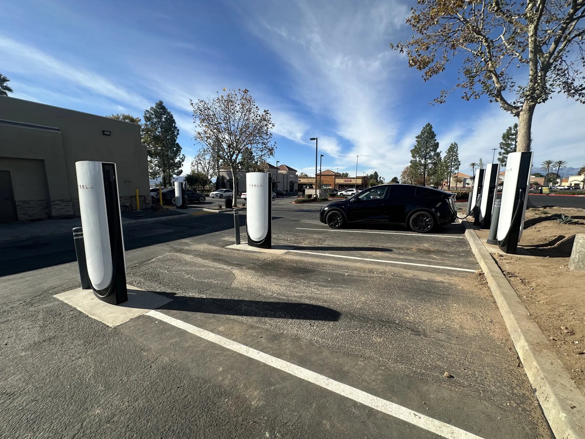 Bornes Superchargeur Tesla V2 et V4 côte à côte