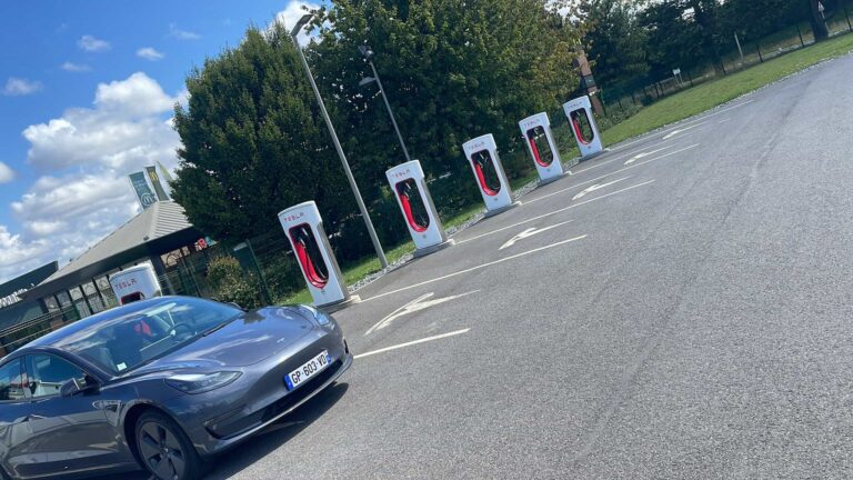 Un utilisateur de Tesla Model Y témoigne : 10,45 € pour une recharge à Caen sur le chemin de Saint-Malo