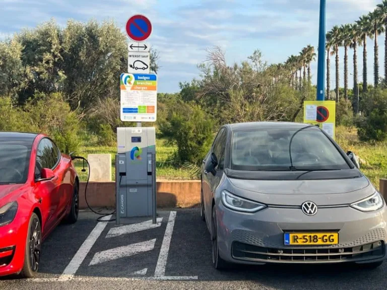 Les véhicules électriques ventouses : Un dilemme social ou technique ?