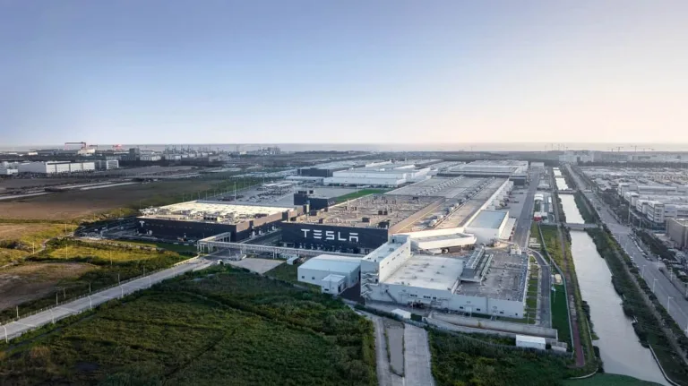 Vue aérienne de la Gigafactory Tesla de Shanghai