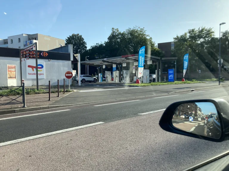 Comment Total est en train de transformer ses stations essence en électrique !