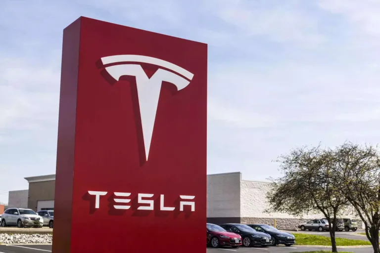 Tesla bondit en bourse car son programme Dojo est redoutable !