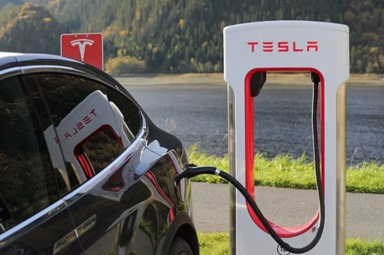 Comment Tesla Contribue à la Lutte Contre le Changement Climatique