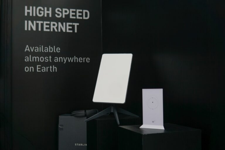 Il utilise Starlink dans un avion et le résultat est bluffant !