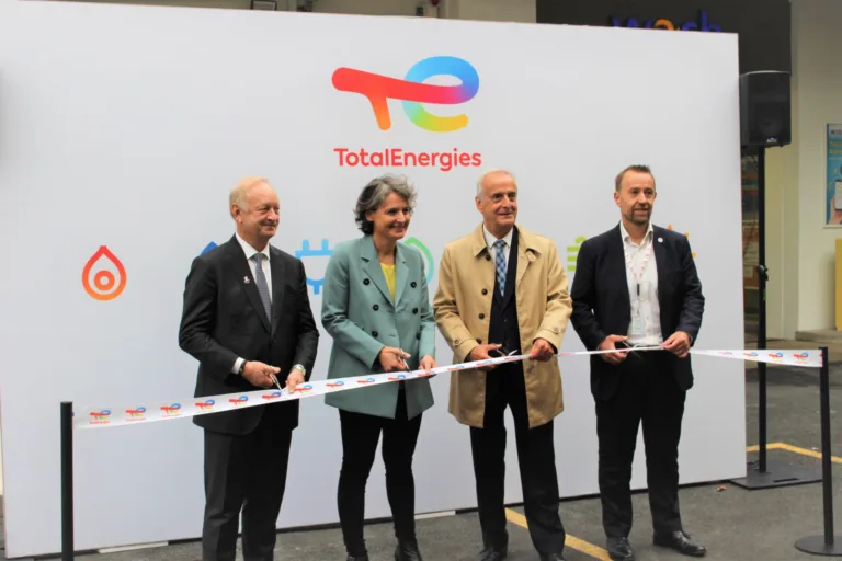 TotalEnergies dévoile sa nouvelle station-service entièrement électrique à Courbevoie