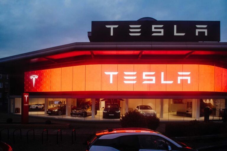 Tesla en plein essor : 41 % d’augmentation des offres d’emploi au T3 2023