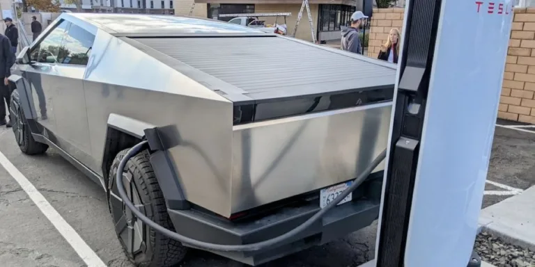 Une image incroyable du Cybertruck en train de charger