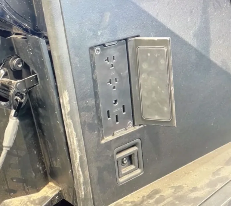 Une photo leakée révèle 3 prises sur le Cybertruck de Tesla