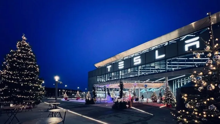 Gigafactory de Berlin se prépare pour un Noël aux couleurs du Cybertruck