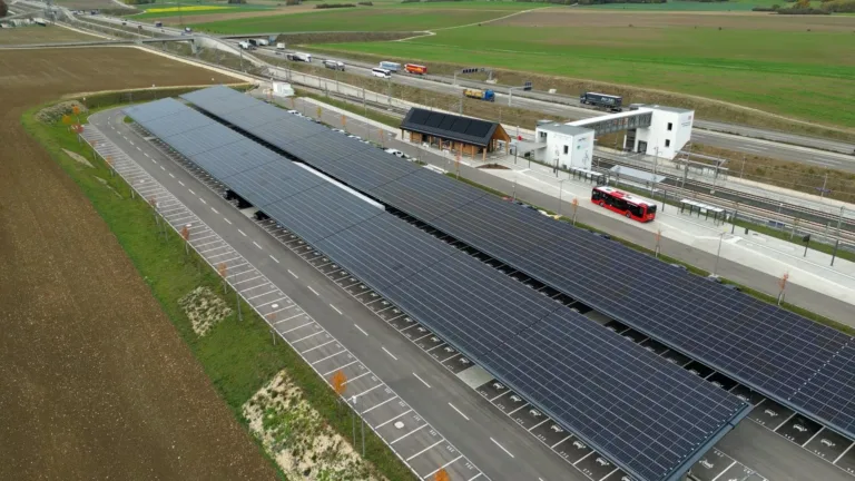 259 places de parking équipées de panneaux solaires