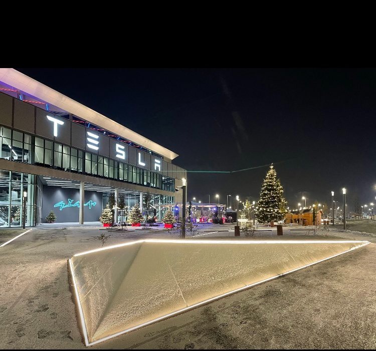 Tesla célèbre les fêtes avec un marché de Noël à Giga Berlin