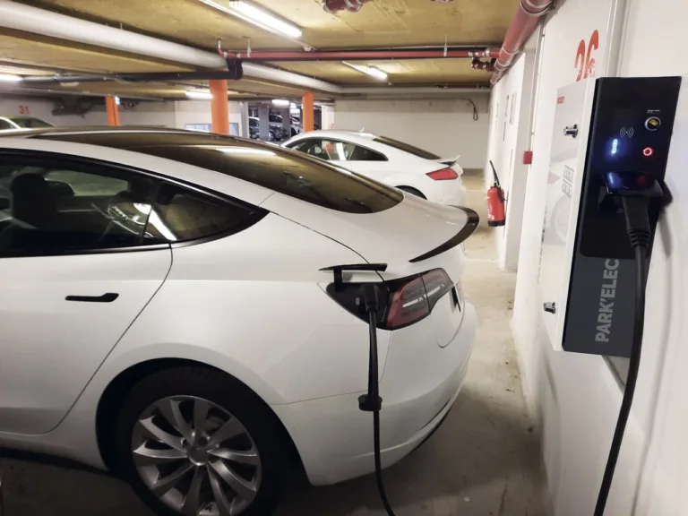 Tesla sans garage : recharger sa Tesla quand on est locataire en ville — le guide complet