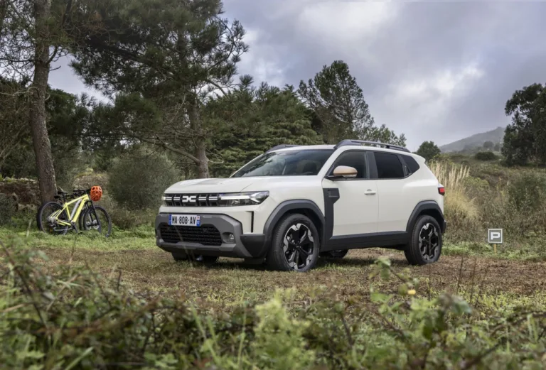Dacia Duster : Une Transition Hybride Avant l&rsquo;Électrique