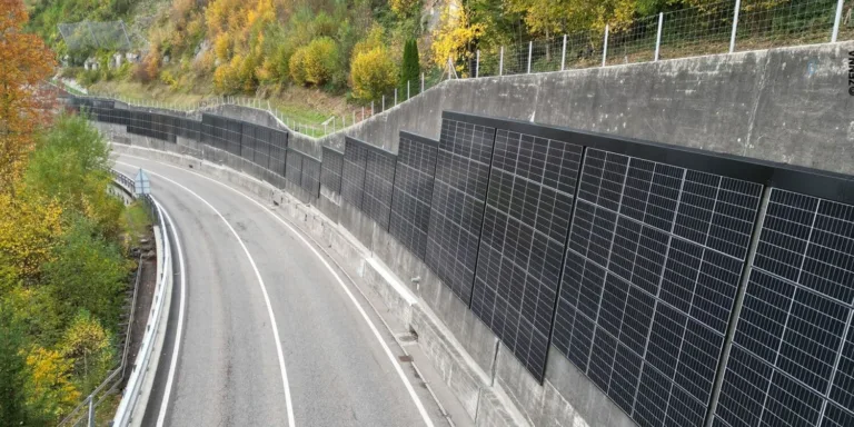 La Suisse installe des panneaux solaires verticaux sur un mur de soutènement routier