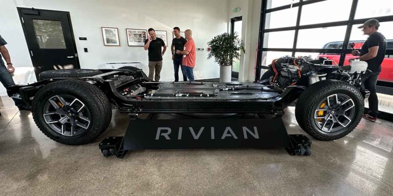 Rivian prévoit un nouveau pack de batteries simplifié pour ses véhicules R1 en 2024