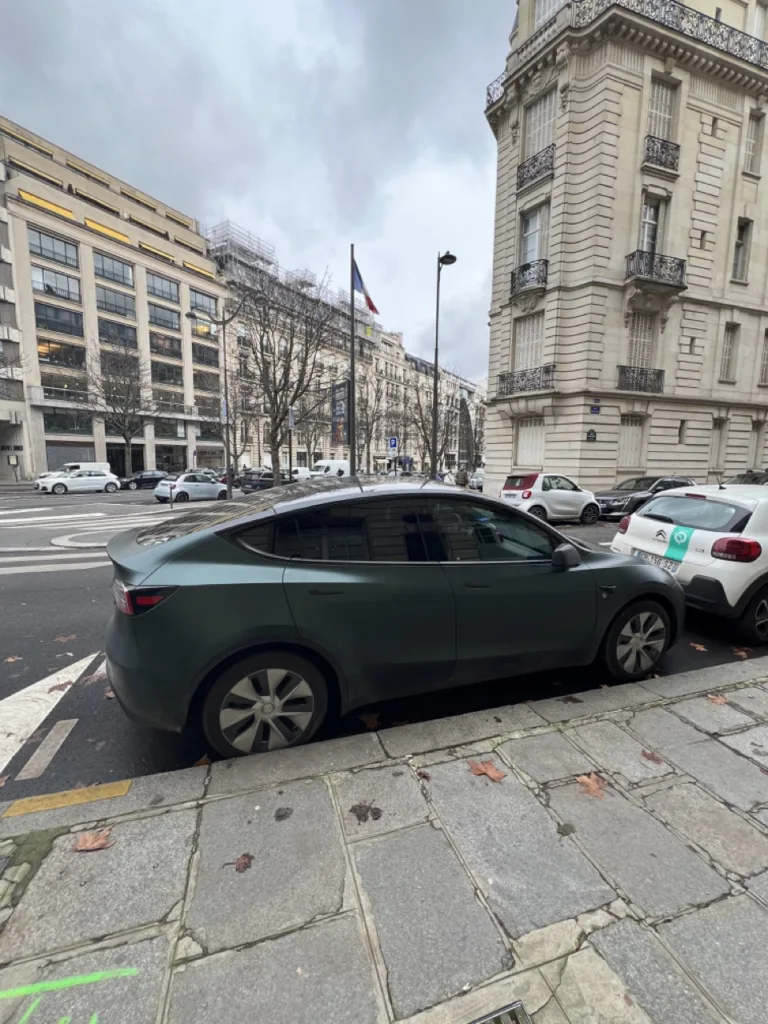 « La Tesla Model Y est un bon outil de travail », précise un chauffeur VTC parisien
