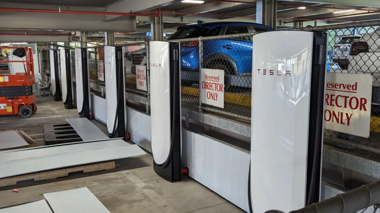 Vidéo prise avec un drone d&rsquo;une station Supercharger Tesla équipée de panneaux photovoltaïques