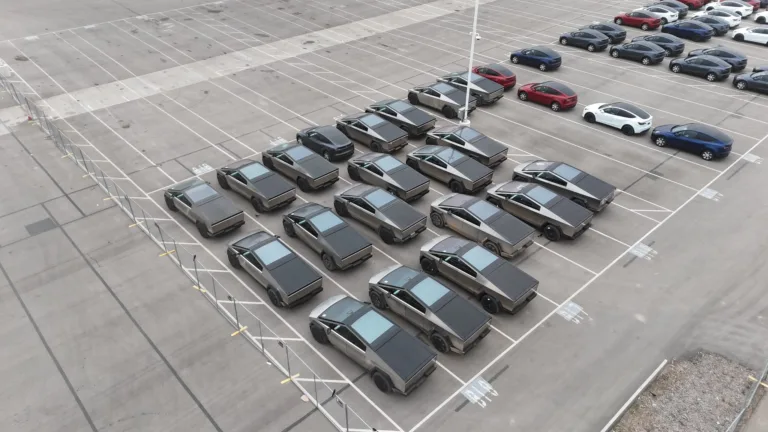 Vidéo du premier Tesla cybertruck importé en Europe