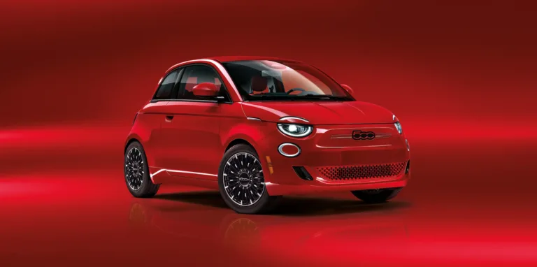 Fiat 500e rouge en studio, sur fond rouge