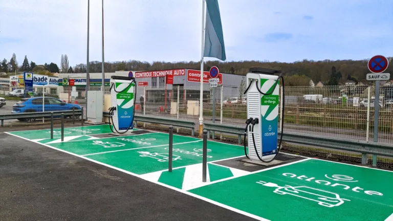 « J&rsquo;ai payé 14€ pour recharger ma Dacia Spring sur une nouvelle station Atlante », un utilisateur témoigne