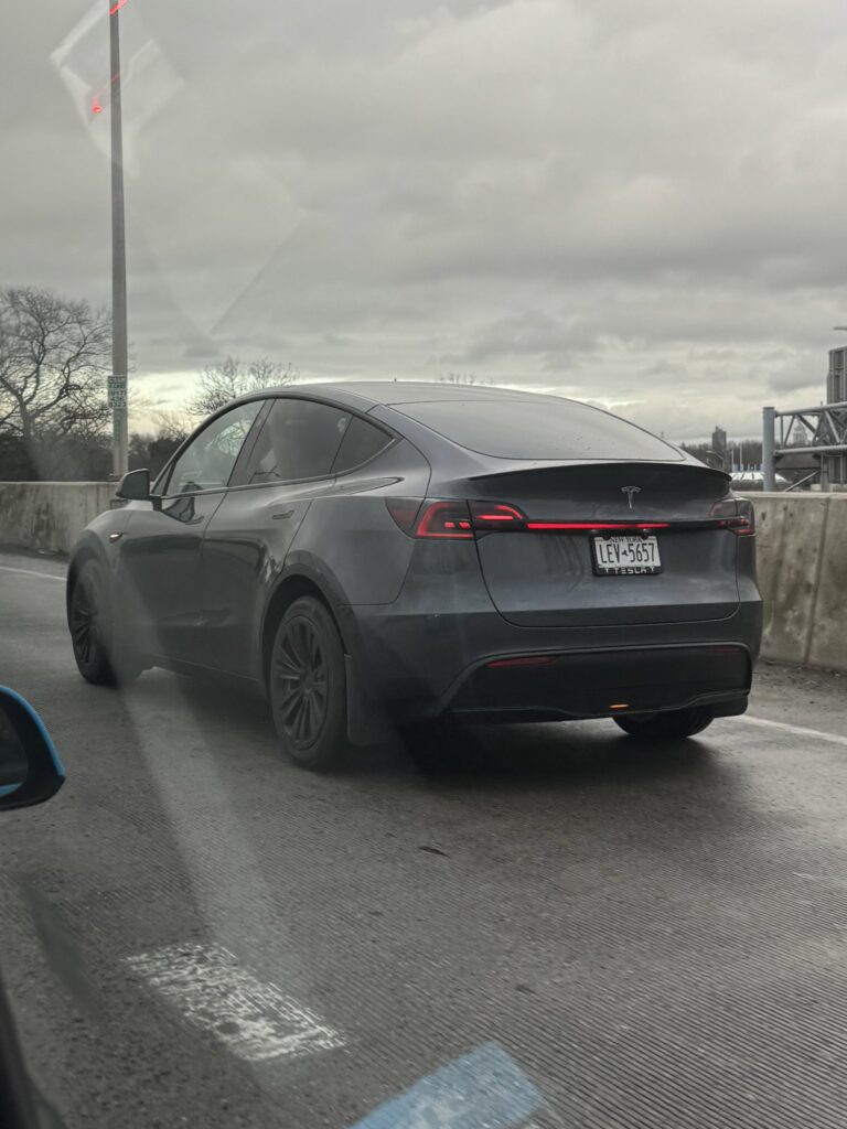 VIDEO – Une Tesla Model Y fait sensation sur les routes