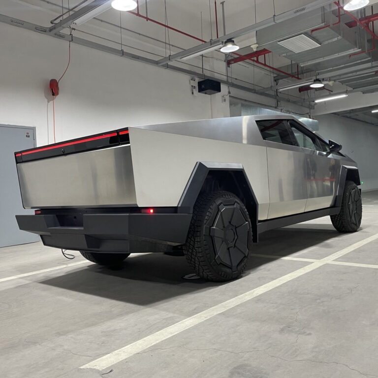 Le Cybertruck s’affiche à huit endroits à la fois en Chine : Un spectacle captivant