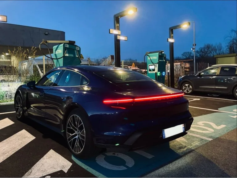 Électromobilité en Expansion : Le Service de Recharge Porsche Intègre le Réseau Electra