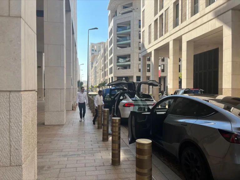 Les images de l&rsquo;inauguration du premier Tesla Store à Doha