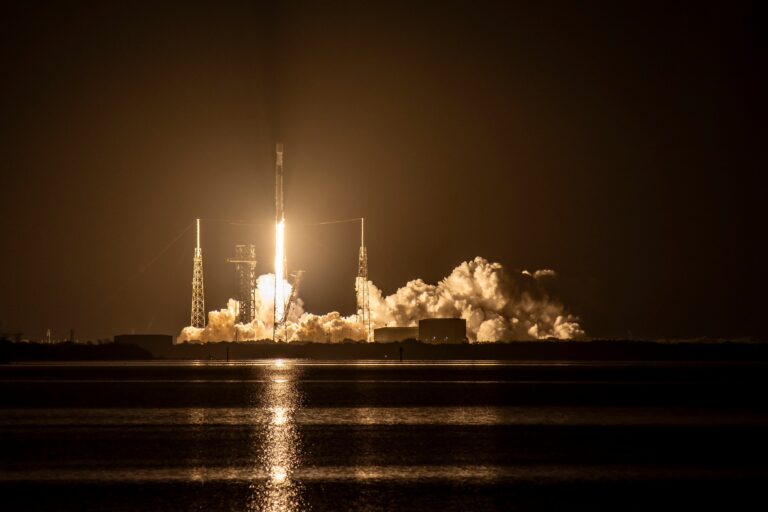 SpaceX réalise sa 300ᵉ mission réussie avec le lancement de 23 satellites Starlink