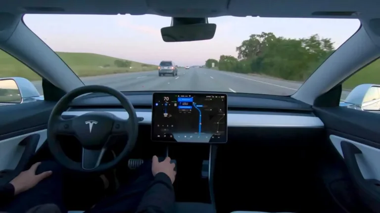 Tesla FSD v12.5.1.4 : Nouveautés et Implications pour les Véhicules HW3