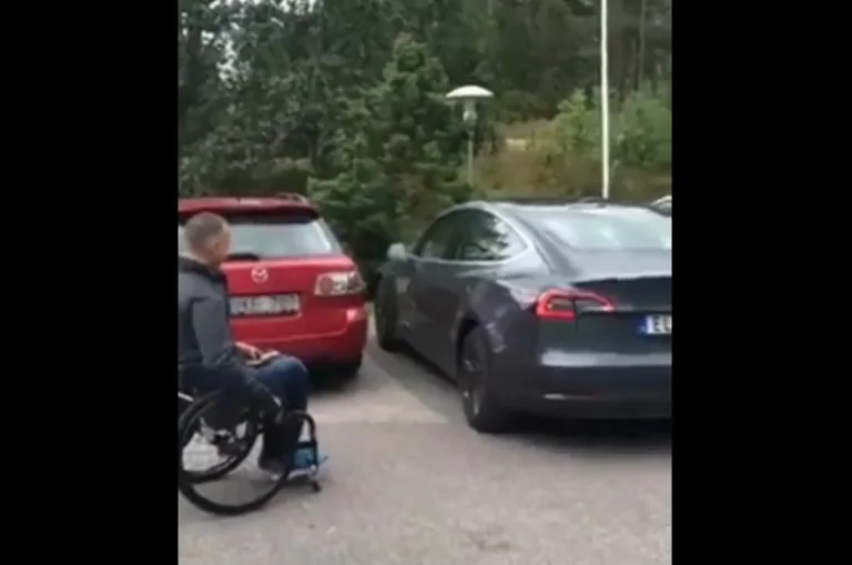 VIDEO – Faire reculer sa Tesla pour facilité l&rsquo;accès aux PMR