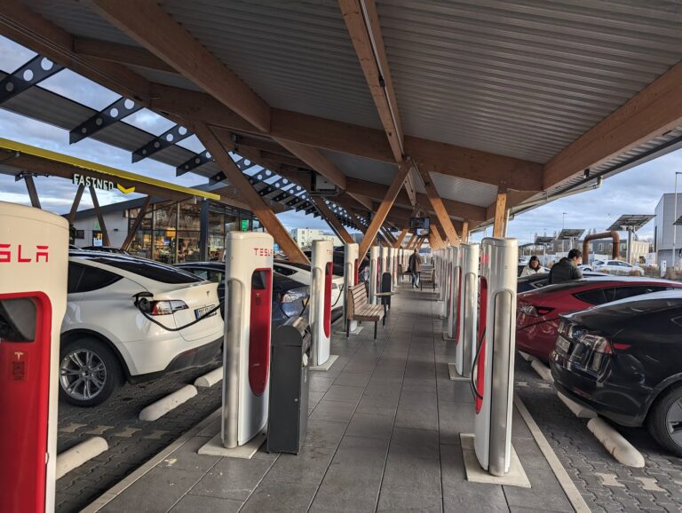 L’essor de la mobilité électrique : Zoom sur la station Superchargeur Tesla de 40 places en Allemagne
