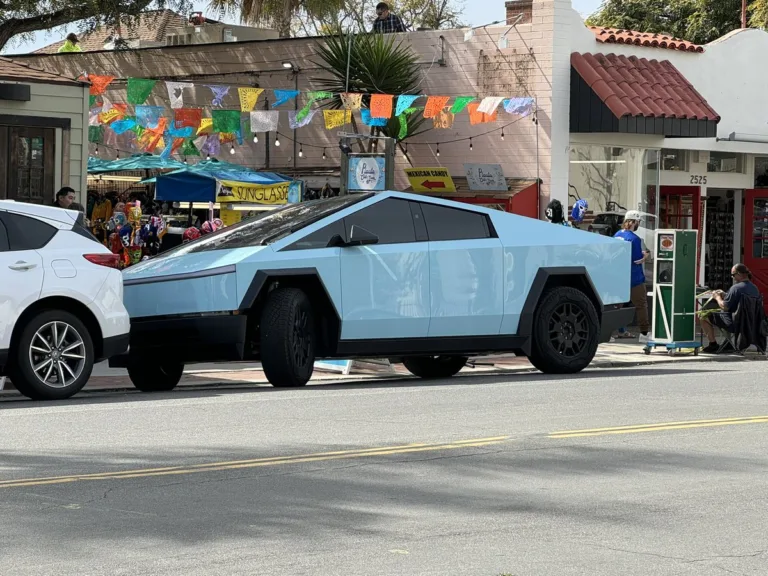 VIDEO – Il frappe la carrosserie du Cybertruck avec une batte de Baseball
