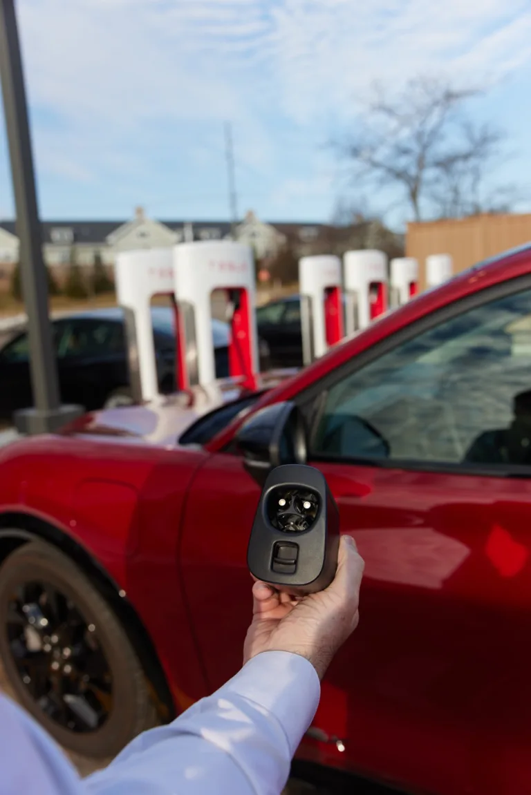 Le PDG de Ford Monde montre sa fierté de rejoindre la NACS
