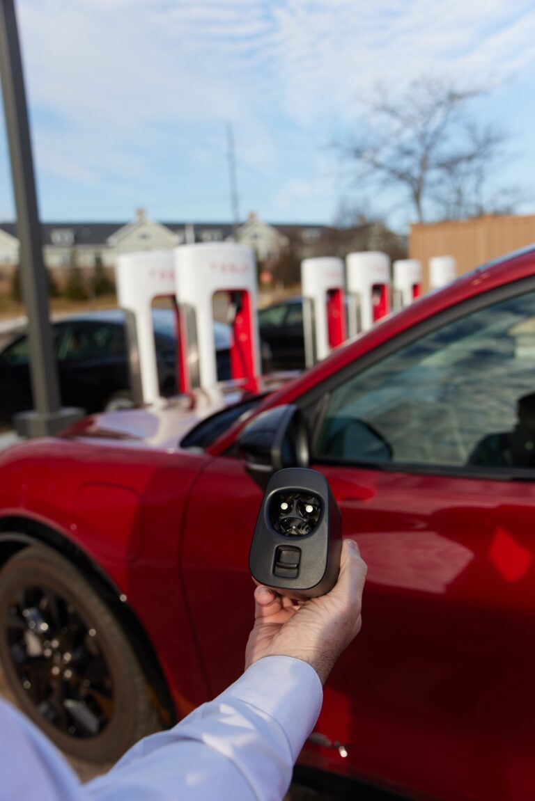 Le PDG de Ford Monde montre sa fierté de rejoindre la NACS