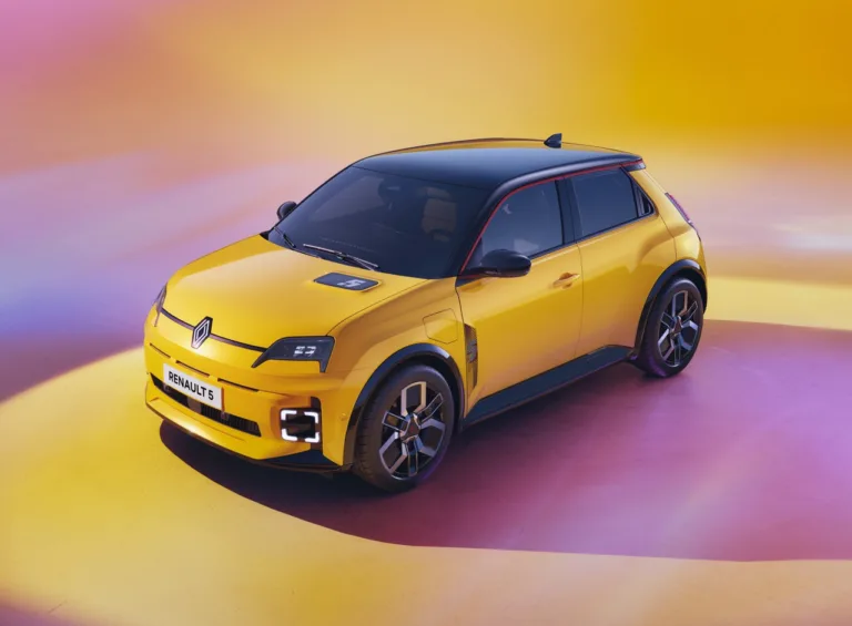 Renault 5 E-Tech électrique jaune en studio
