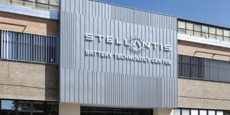 L&rsquo;adoption du Tesla NACS par Stellantis : Un tournant pour l&rsquo;Asie et l&rsquo;Amérique du Nord