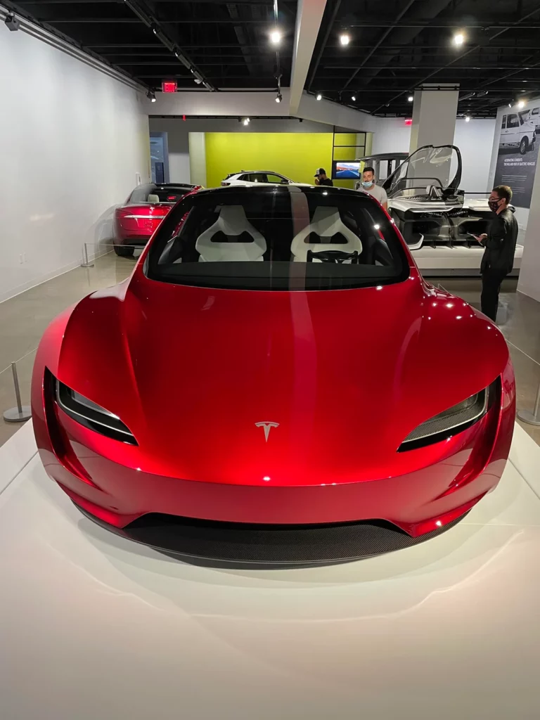 Nouveau Tesla Roadster: Un Avenir Électrisant en Rouge