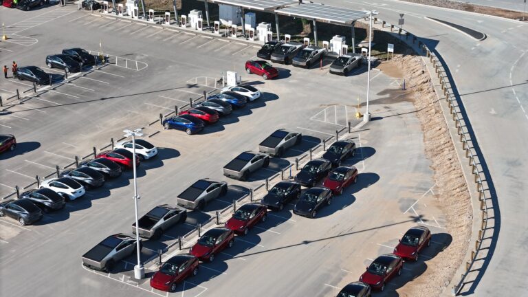 Tesla élargit le parking de Giga Texas